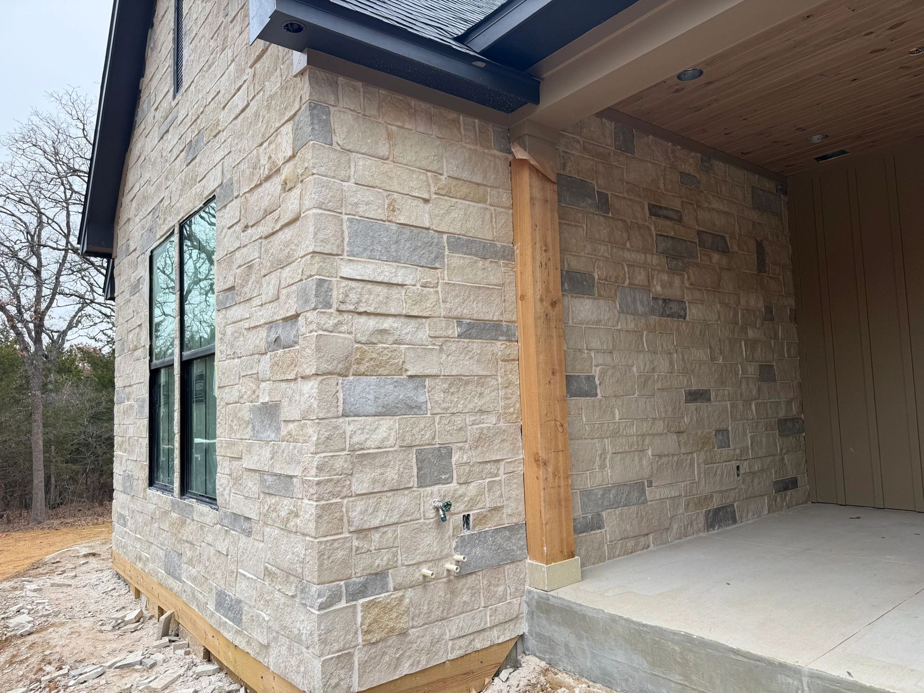 Home corner finished in Texas mix thin stone veneer